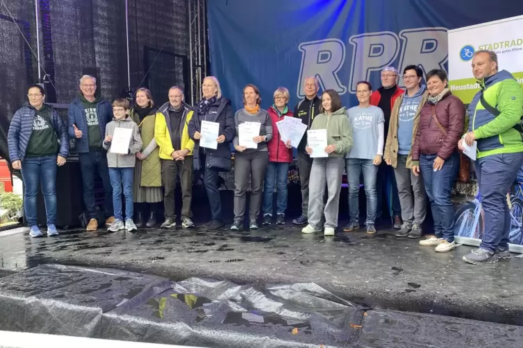 Gruppenfoto der Sieger beim Stadtradeln mit Umweltdezernentin Waltraud Blarr (Zweite von rechts) und Klimaschutzmanager Andreas 