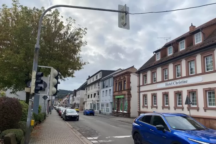 Zwischen dem Hotel Christine und der Wiesenstraße erstreckt sich der erste Bauabschnitt. Nur hier ist die Kaiserstraße voll gesp