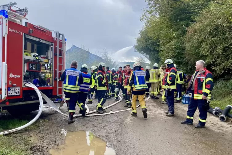 Die Feuerwehrleute sprinten zum Großeinsatz.