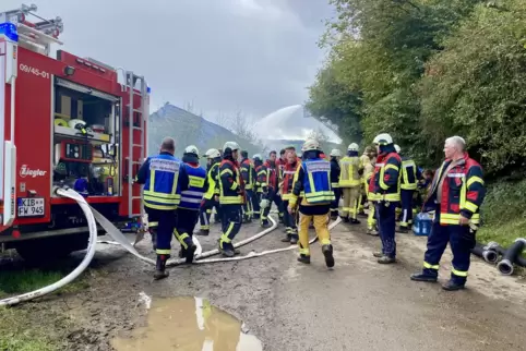 Die Feuerwehrleute sprinten zum Großeinsatz.