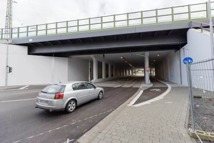 Die Autos rollen wieder: Seit Freitag ist die Unterführung aus Richtung der Karcherstraße wieder frei.