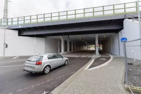 Die Autos rollen wieder: Seit Freitag ist die Unterführung aus Richtung der Karcherstraße wieder frei.