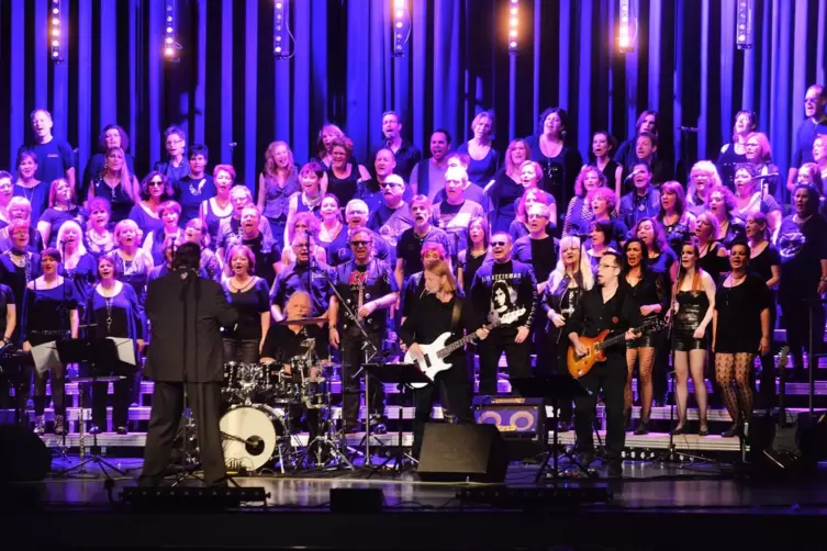 Teures Vergnügen: Chorgemeinschaft tritt in der Stadthalle auf. 