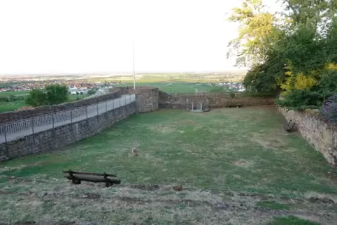 Die Geräte auf dem ehemaligen Spielplatz an der Burg Neuleiningen sind längst abgeräumt; bis neue stehen, wird noch viel Zeit ve