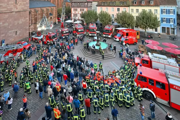 Die Fahrzeuge wurden auf dem Marktplatz präsentiert und konnten auch besichtigt werden.