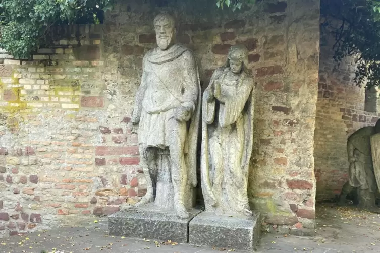 Kaiser Konrad II. und Kaiserin Gisela: Arbeiten von Ludwig Cauer, aufgestellt im Domgarten. 