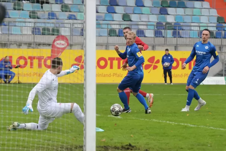 Das hätte das frühe 0:1 sein können: Mit einer Fußabwehr vereitelt FKP-Torhüter Benjamin Reitz die Chance von Alexander Bambach 