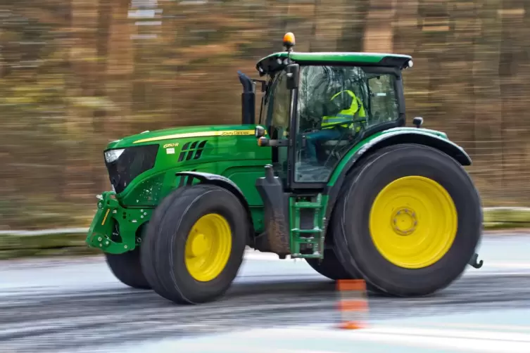 Der Traktor war laut Polizei nach dem Zusammenstoß nicht mehr fahrbereit. 