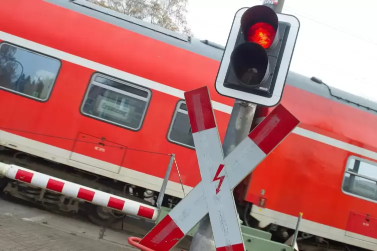 Bahnübergang: „Motor-aus“-Schilder in Speyer geplant. 