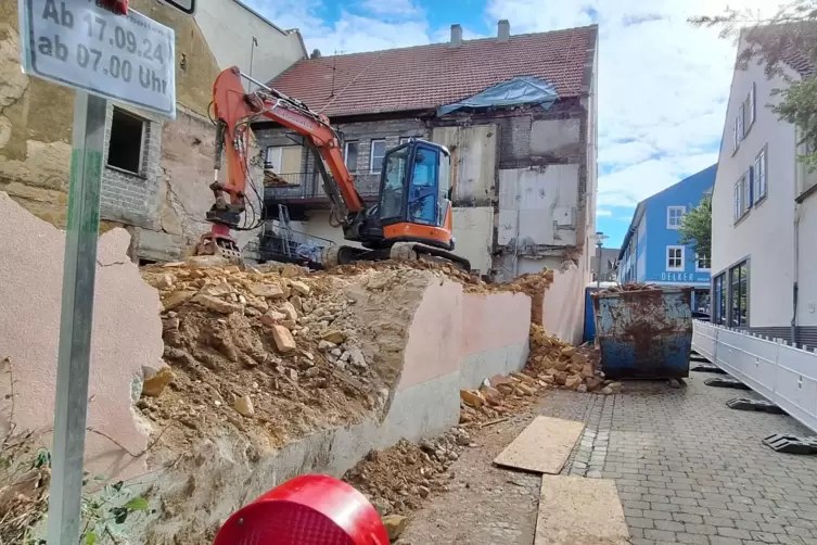 Die Abrissarbeiten in der Nähe des Stadtplatzes sind von der Rote-Kreuz-Straße aus zu erkennen. 