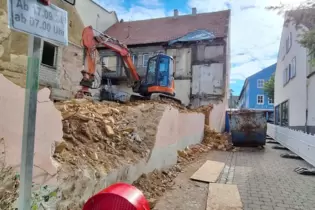 Die Abrissarbeiten in der Nähe des Stadtplatzes sind von der Rote-Kreuz-Straße aus zu erkennen.