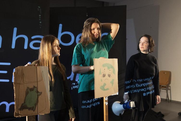 Modell stehen für den Kalender der Polizei: Die Schülerinnen Miriam Edinger, Ida Dahlmann und Lara Wolfenstätter (von links).