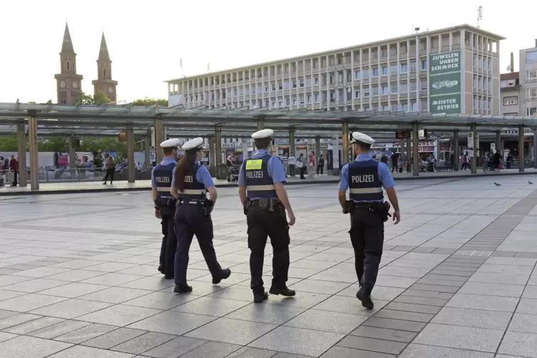 Polizeistreife auf dem Berliner Platz 