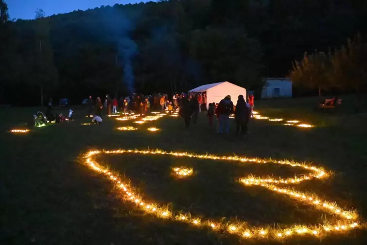 Leuchtende Motive im Dunkeln beim Lichterfest des PWV Wachenheim: unter anderem ein überdimensionales Herz im Vordergrund. 