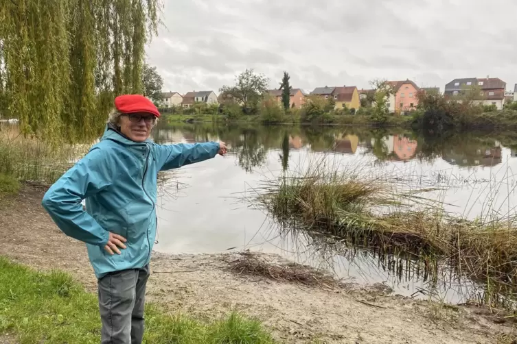 Mann am See: Helmut Kauf steht am Russenweiher im Speyerer Neuland. Der kleine See begleitet den 75-Jährigen von Kindesbeinen an