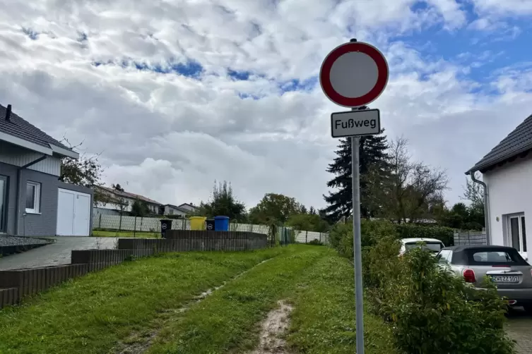 Der Wirtschaftsweg oberhalb des Schlehenweges ist seit kurzer Zeit für Autos gesperrt.