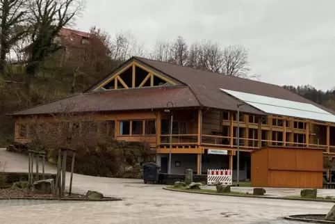 Die Containeranlage wird sich über den gesamten Parkplatz der Mehrzweckhallte erstrecken.