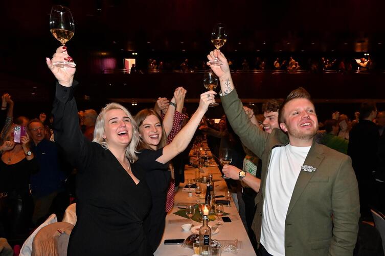 Zum Abschluss wurde das Pfälzerlied gesungen. Die Pfälzische Weinprinzessin Lara Karr, die Deutsche Weinkönigin Charlotte Weihl 