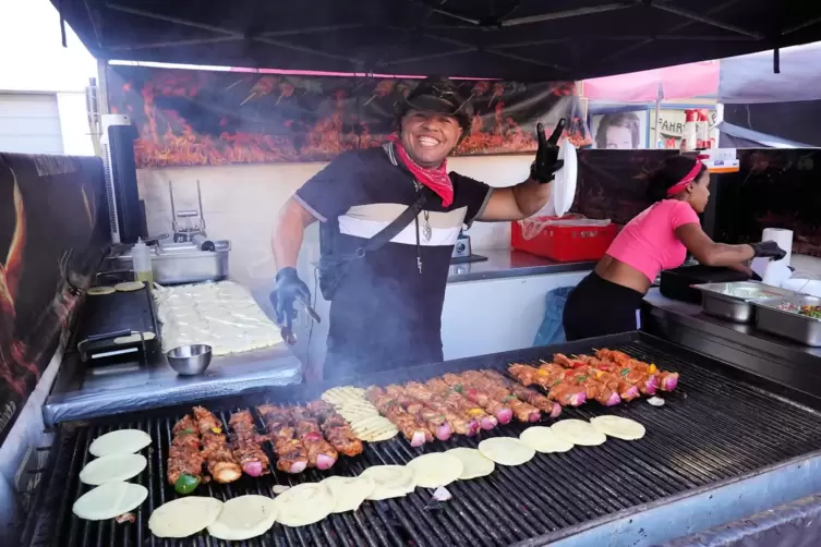 Ein fröhlicher Grillmeister am Stand Brochetas.