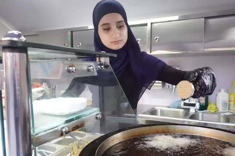 Sedra Barkoumi vom Stand Refueat beim Frittieren von Falafel .