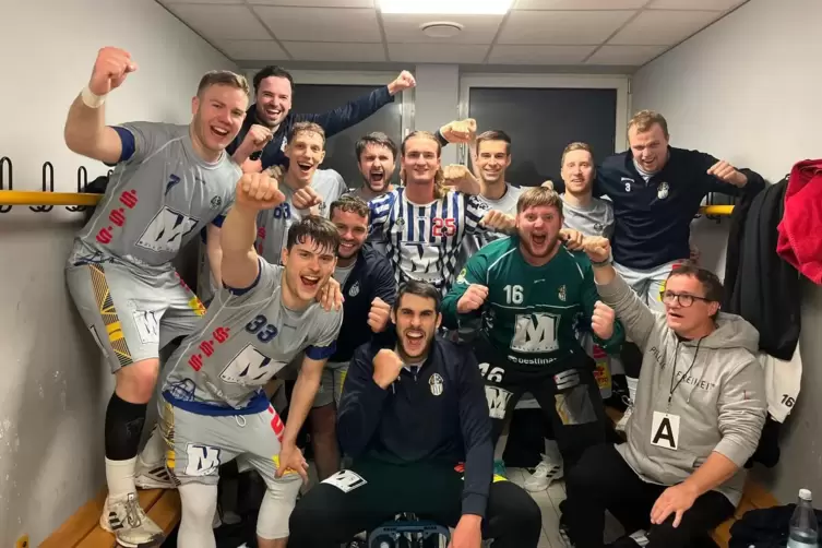 Die Haßlocher Handballer jubeln über ihren Auswärtssieg beim TV Korschenbroich. Es ist der dritte TSG-Auswärtserfolg der Saison.