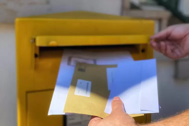 Um an Geld zu kommen, versenden Betrüger gefälschte Steuerbescheide mit der Post.