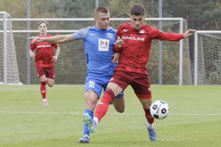 Shawn Blum (rechts), der dreimal für den FCK II traf, setzt sich gegen Max Klein vom SV Gonsenheim durch. 