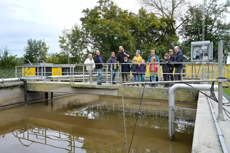 Die gelben Generatoren im Hintergrund pumpen über Matten im Boden des Beckens Luft in das Schmutzwasser, um die reinigenden Bakt