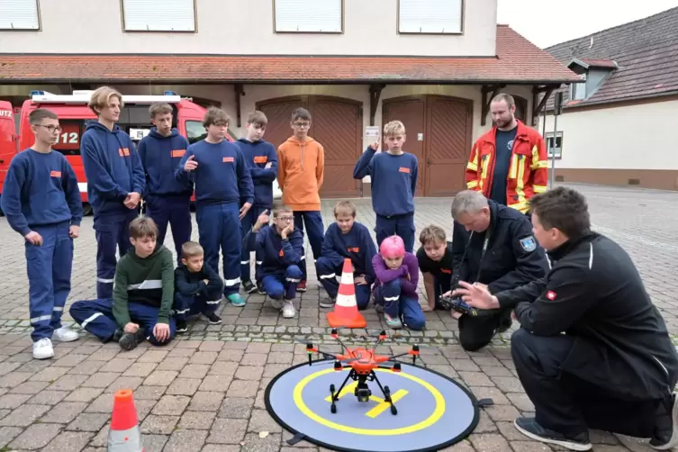  Bevor es zur nächtlichen Übung Personensuche per Drohne geht, sprechen die Jugendlichen beim Berufsfeuerwehrtag mit den Feuerwe