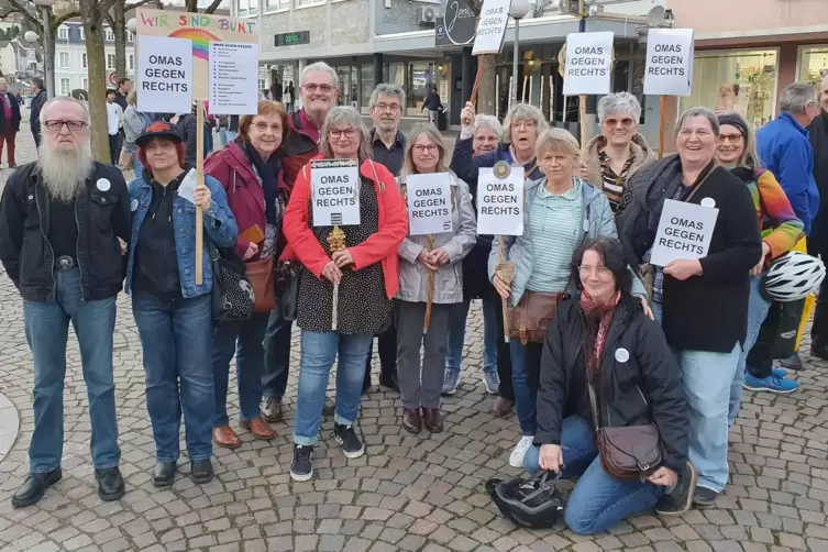 Hier sind auch Männer willkommen: Die Zweibrücker Omas gegen Rechts zeigen Gesicht in der Fußgängerzone.