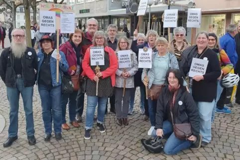 Hier sind auch Männer willkommen: Die Zweibrücker Omas gegen Rechts zeigen Gesicht in der Fußgängerzone.