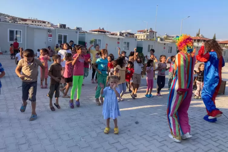 Tanz, Gesang und jede Menge Essen: Die Donnersberger Initiative organisierte ein Fest, das die Kinder ihr Not für ein paar Stund