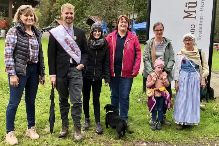 Marktgraf Lasse Burkhardt und vier seiner Vorgängerinnen als Hoheit des Sickinger Landes wanderten mit Gästeführerin Hiltrud Wol