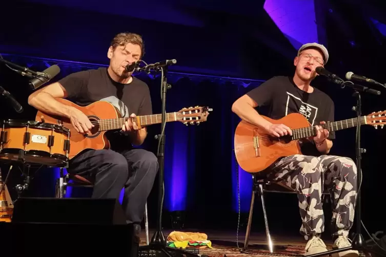 Lieder aus 18 Jahren spielen Simon Eickhoff (links) und Jan Trapka (rechts) im Herrenhof.