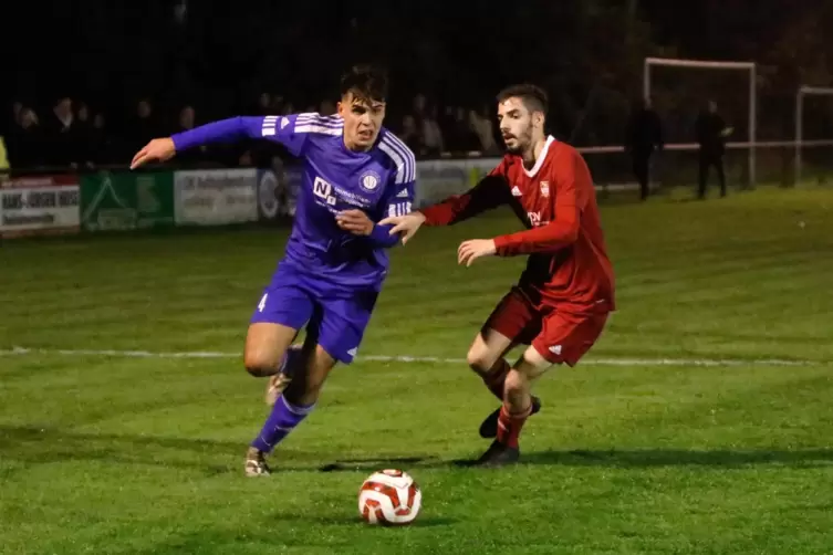 Imsbachs Lukas Bossong greift an. Rechts Winnweilers Alessio Lirim Spahiu. 