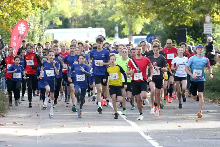 Die Fünf-Kilometer-Läufer. Vorn Johannes Ullrich (rot, 734), in der Mitte in zweiter Reihe Tim Müller (blau, 634), rechts Marty 