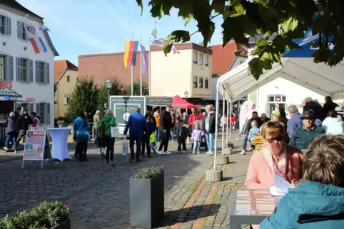 Gemütliches Beisammensein im herbstlichen Sonnenschein beim Lauterecker Herbstmarkt. 