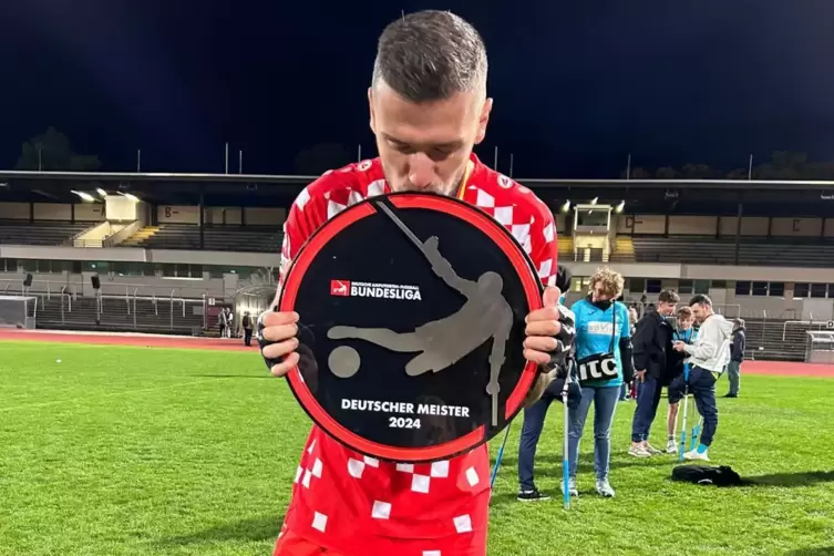 Florian Fischer, der aus Neupotz stammende Torjäger des FSV Mainz 05, mit der Meistertrophäe. 