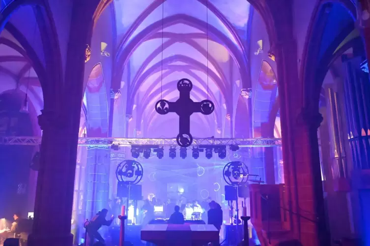 Bunte Lichter, tanzende Jugendliche: Zum „Church Club“ kommen rund 120 Partygäste in die Schlosskirche. 