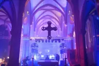 Bunte Lichter, tanzende Jugendliche: Zum »Church Club« kommen rund 120 Partygäste in die Schlosskirche.