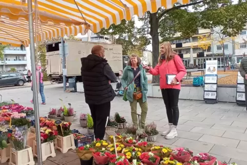 Berliner Platz: Irmgard Münch-Weinmann (links) und, Christine Unger-Humm mit einem Marktbeschicker.