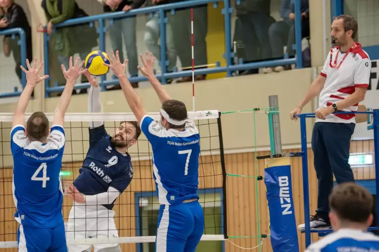 Durch die Mitte muss der Ball: Dominik Kuhn (Mitte) gegen den Gonsenheimer Block Jan Steinborn (links) und Hennes Paugels. 