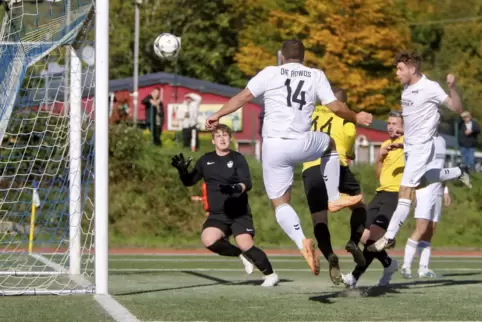 Johannes Schell (rechts), Kapitän der „Rowos“, trifft per Kopf zum 1:0. Felix Hoffmann, Torhüter der FCK-Portugiesen, kann nur z