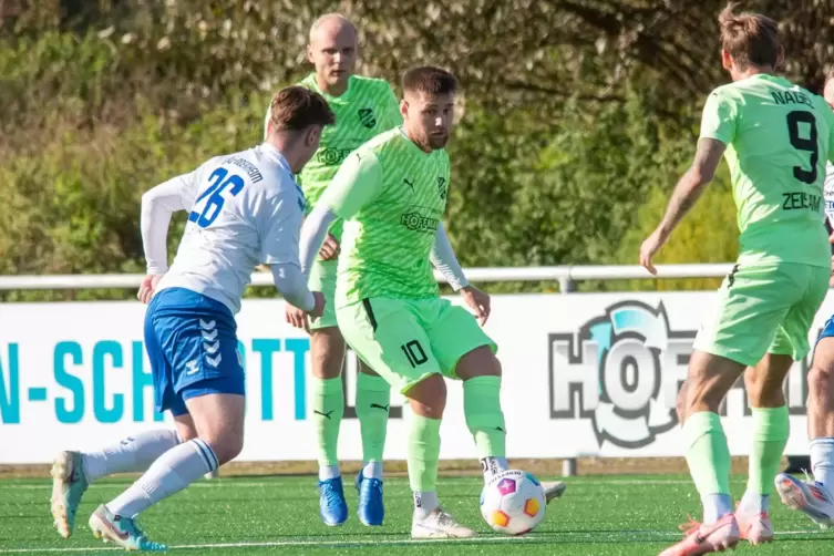  Marc Barisic, der Torschütze zum 2:2 (am Ball), und Nico Nagel. 