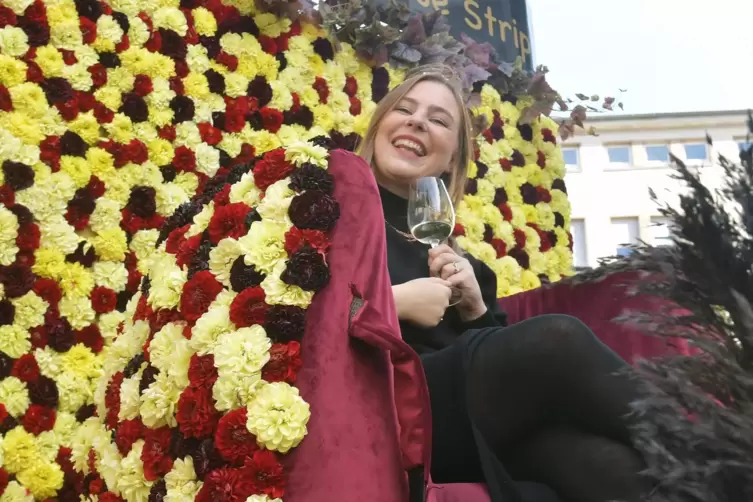 Die Pfälzische Weinkönigin Denise Stripf – umgeben von ganz viel Blumenschmuck.