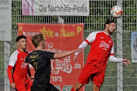 Arianit Kajtazi (rechts) hatte die erste Großchance für den SV Rot-Weiß Seebach.