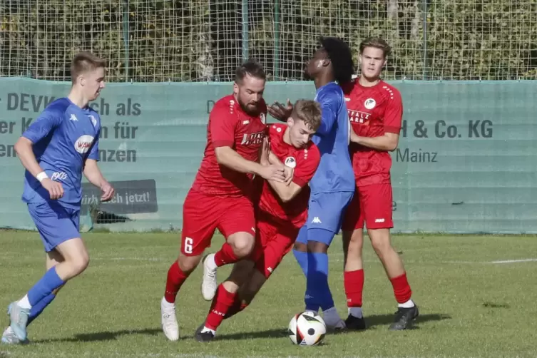 Machte in seinem vierten Verbandsligaspiel für den FKP II sein drittes Tor: Ousmane Sannoh (Zweiter von rechts in Blau), der hie