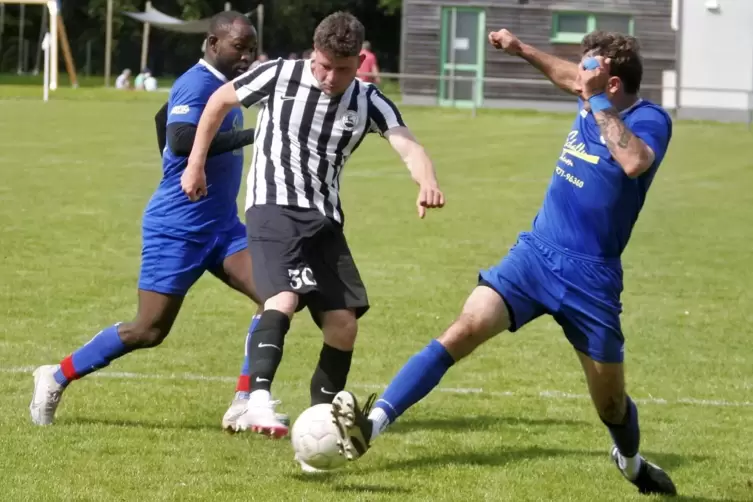 Traf beim kuriosen 5:5 für seine Farben: Finn Eichhorn vom SV Herschweiler-Pettersheim II (Mitte). 