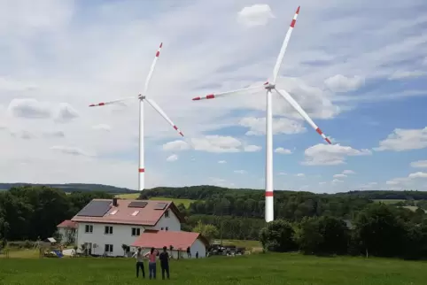 Eine Simulation: Vom auf Hornbacher Gemarkung gelegenen Eichenhof könnte sich beim Bau der geplanten „Zweibrücker“ Windanlagen d