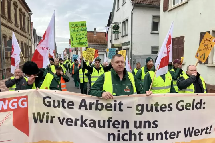 Protestzug der Bierbrauer von der Brauerei durch die Hauptstraße zu einer Kundgebung am Lord-Platz. 